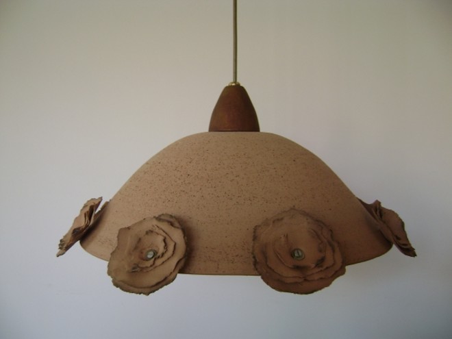 Pendente Verão, da artesã gaúcha Vera Vigantti, feito em barro e ferro. Preço sob consulta |