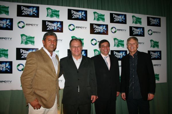 O técnico do Iraty Sport Club, Gilberto Pereira, o presidente da Federação Paranaense de Futebol, Hélio Cury (ambos à esq.) e o presidente do clube, Sérgio Luiz Malucelli (à dir.), com Marcos Franco, gerente de Marketing da RPCTV, no evento realizado terça-feira, em Irati, para a entrega dos R$ 50 mil oferecidos pela RPCTV. O Iraty recebeu o prêmio como campeão do interior do Campeonato Paranaense |