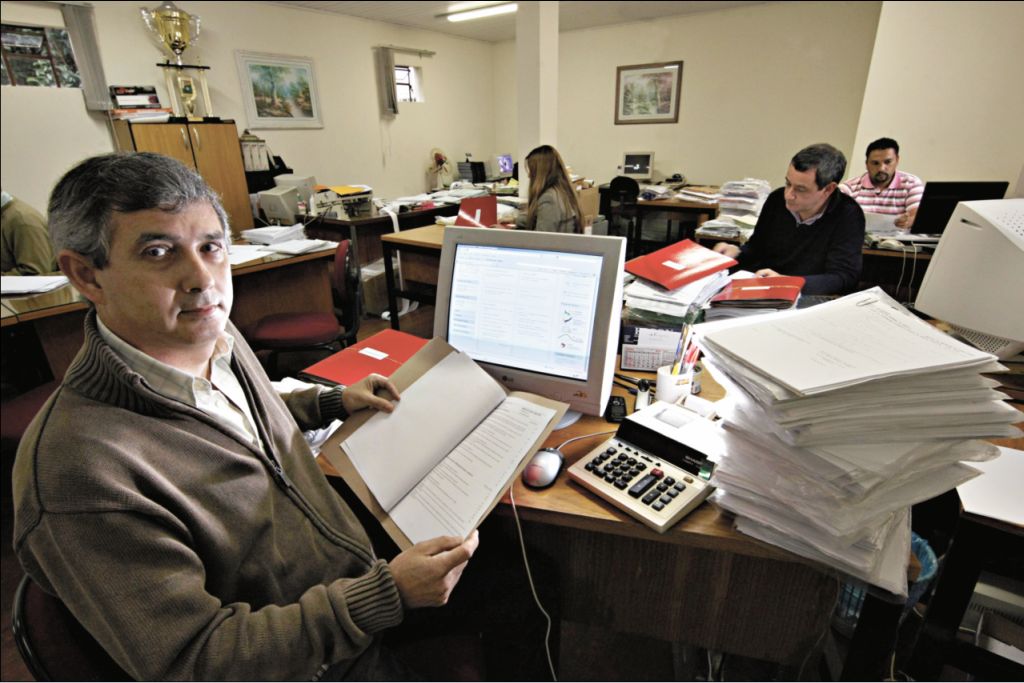 Quinta-feira foi de trabalho intenso para o contador Ivan José de Oliveira: ele estima que até a noite de hoje fará pelo menos mais 30 declarações | Albari Rosa/ Gazeta do Povo