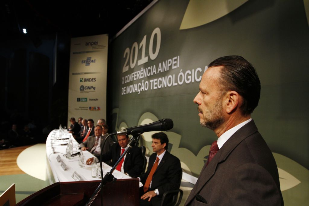 Luciano Coutinho apresenta plano de desenvolvimento produtivo: agora o estado criará metas próprias | Daniel Derevecki/ Gazeta do Povo