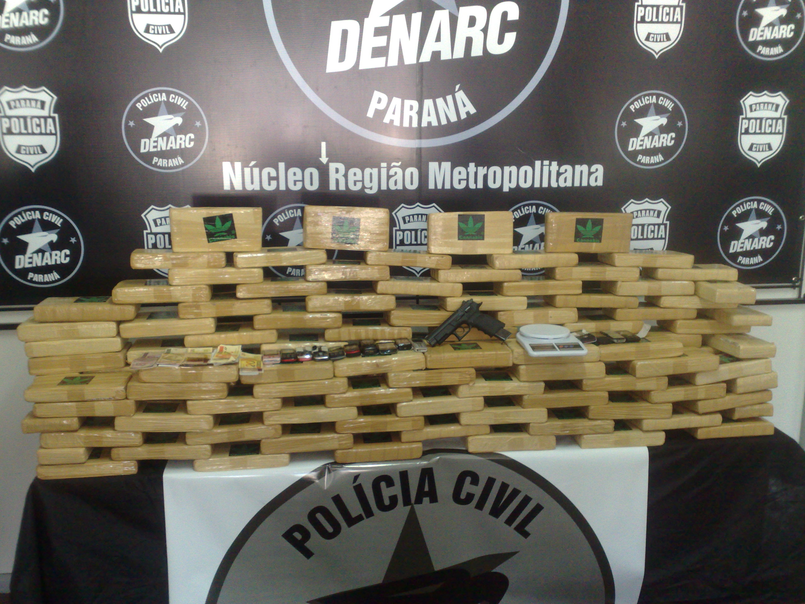 Carga de maconha foi encontrada em veículo na BR-277. Sete pessoas foram presas pela polícia | Adriano Ribeiro / Gazeta do Povo