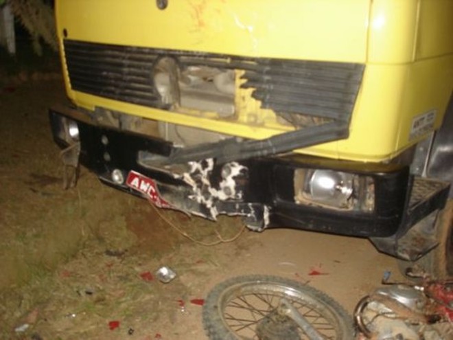 Motoqueiro colidiu frontalmente com um caminhão e morreu na hora | 