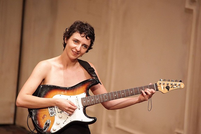 Nadja Naira: Muito ensaio, entre caprichos e relaxos, entre o rock e o silêncio |