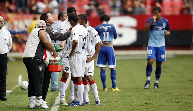 Durante uma parada por conta da contusão de Gilvan, ainda na primeira etapa, os treinadores orientam as equipes |