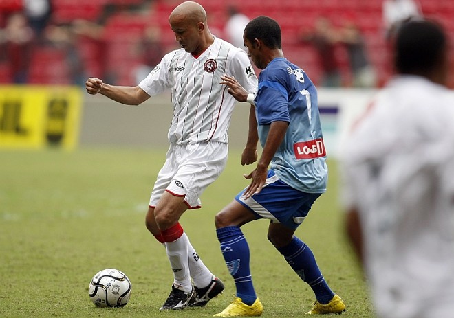 Alex Mineiro tenta lance sobre Mauro: atacante pouco finalizou e muito buscou o jogo |