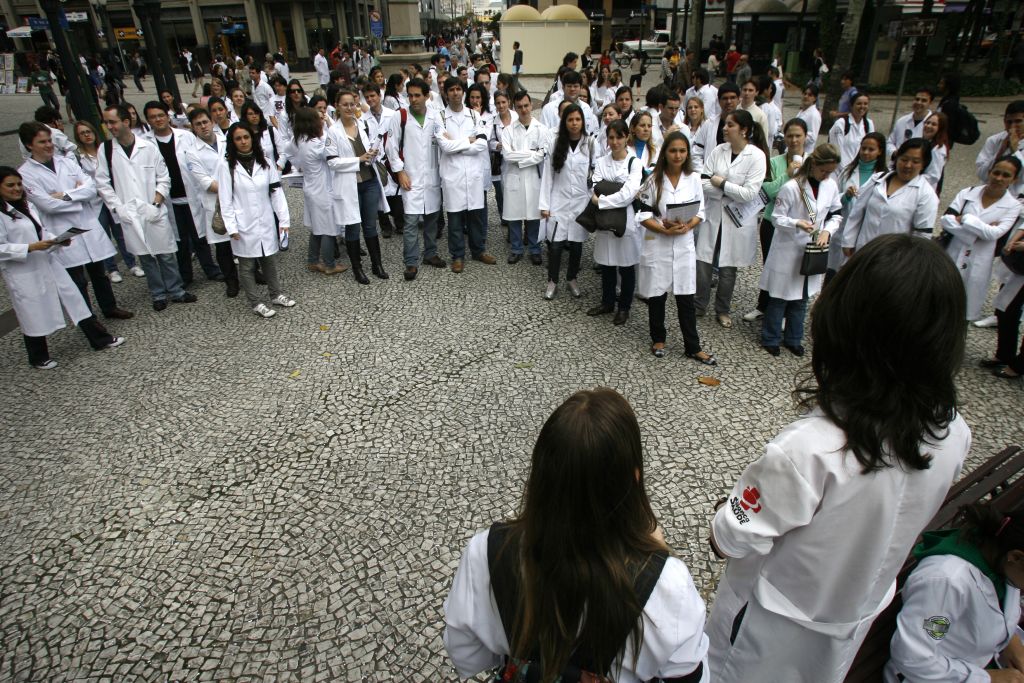 Em Curitiba, residentes se concentraram na Boca Maldita para pedir reajuste salarial | Priscila Forone/Gazeta do Povo