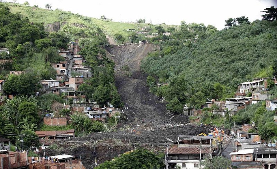 Deslizamento se deu em local onde antes funcionava um lixão, em Niteroi; dezenas de casas foram engolidas | Sérgio moraes / Reuters