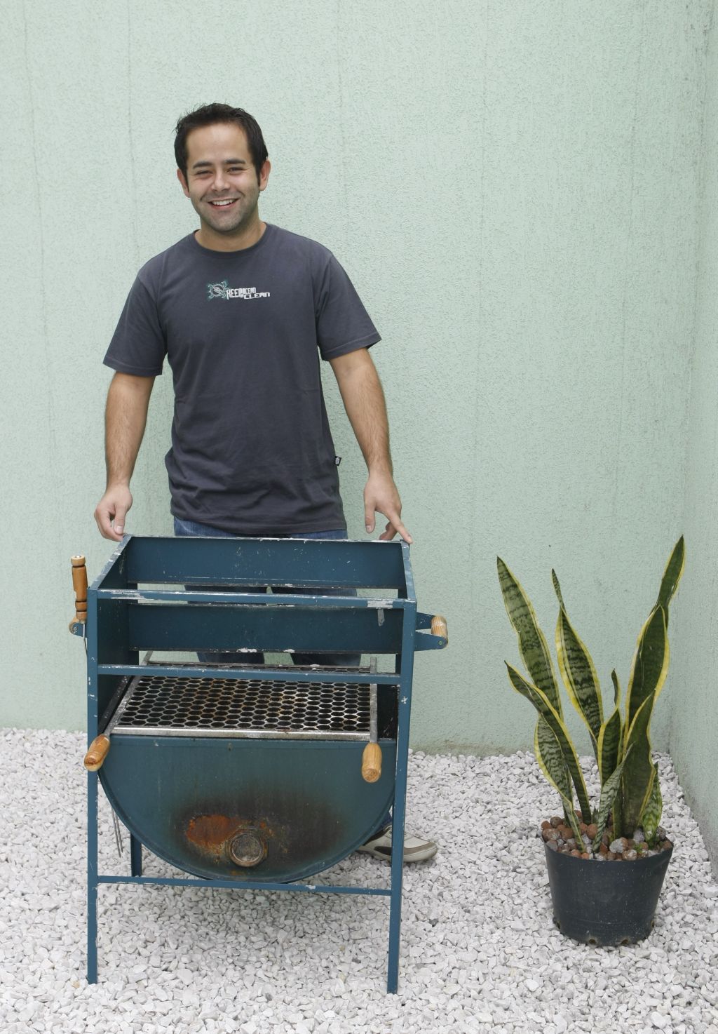 Felipe Melo comprou uma churrasqueira portátil para não ficar limitado a um só lugar da casa | Aniele Nascimento/ Gazeta do Povo