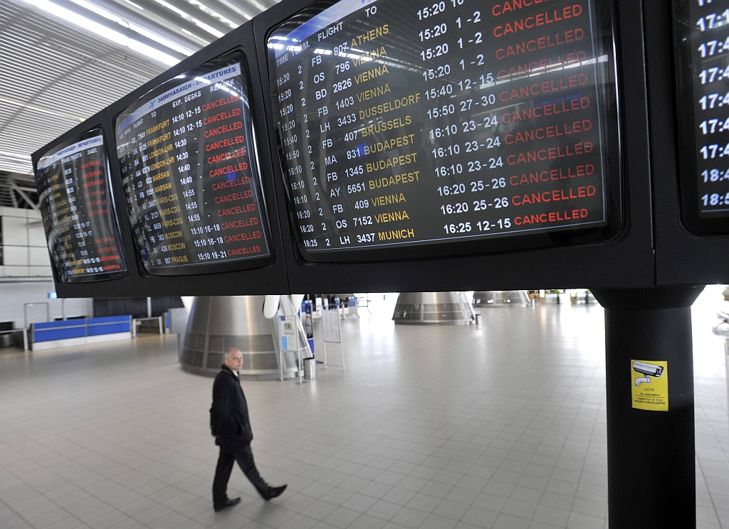 Aeroportos europeus ainda enfrentam dificuldades por causa da nuvem de cinzas vulcânicas | Reuters