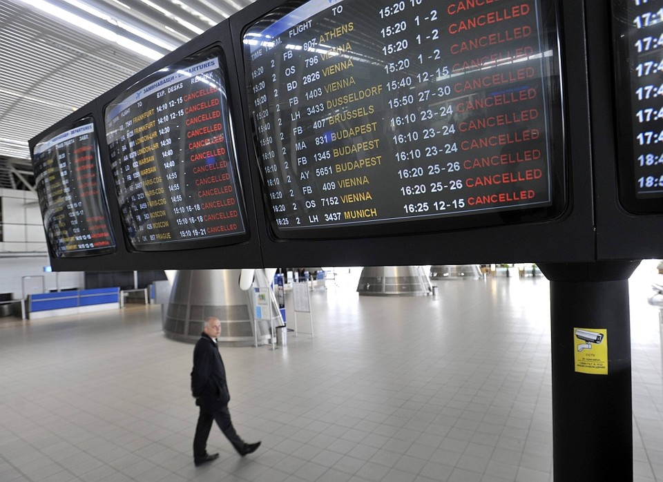 Aeroportos europeus ainda enfrentam dificuldades por causa da nuvem de cinzas vulcânicas | Reuters