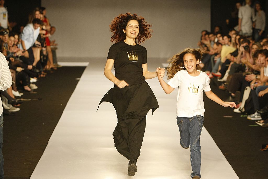 Letícia Sabatella e a menina Juliana: camisete faz parte de campanha para beneficiar o Hospital Pequeno Príncipe | Valterci Santos/Gazeta do Povo