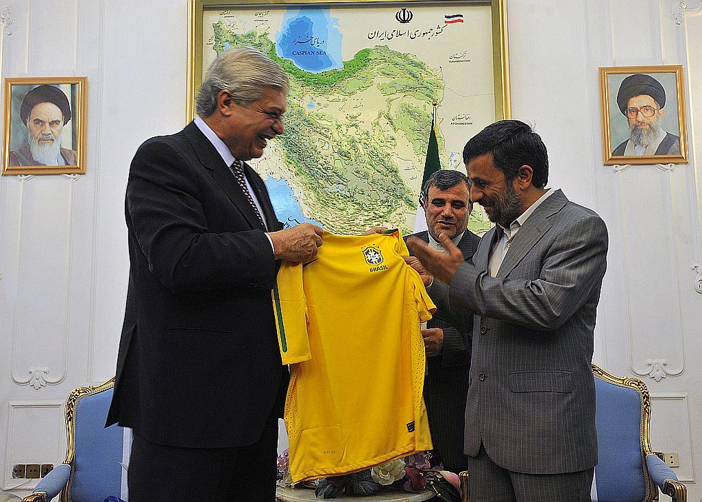 Presidente iraniano, Mahmoud Ahmadinejad recebeu camisa da seleção brasileira de futebol | Agência Brasil