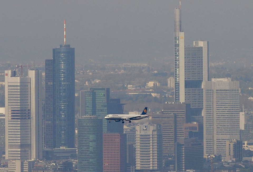 Depois de restrições por conta de nuvem de cinzas, voos começam a se normalizar na Europa | Reuters