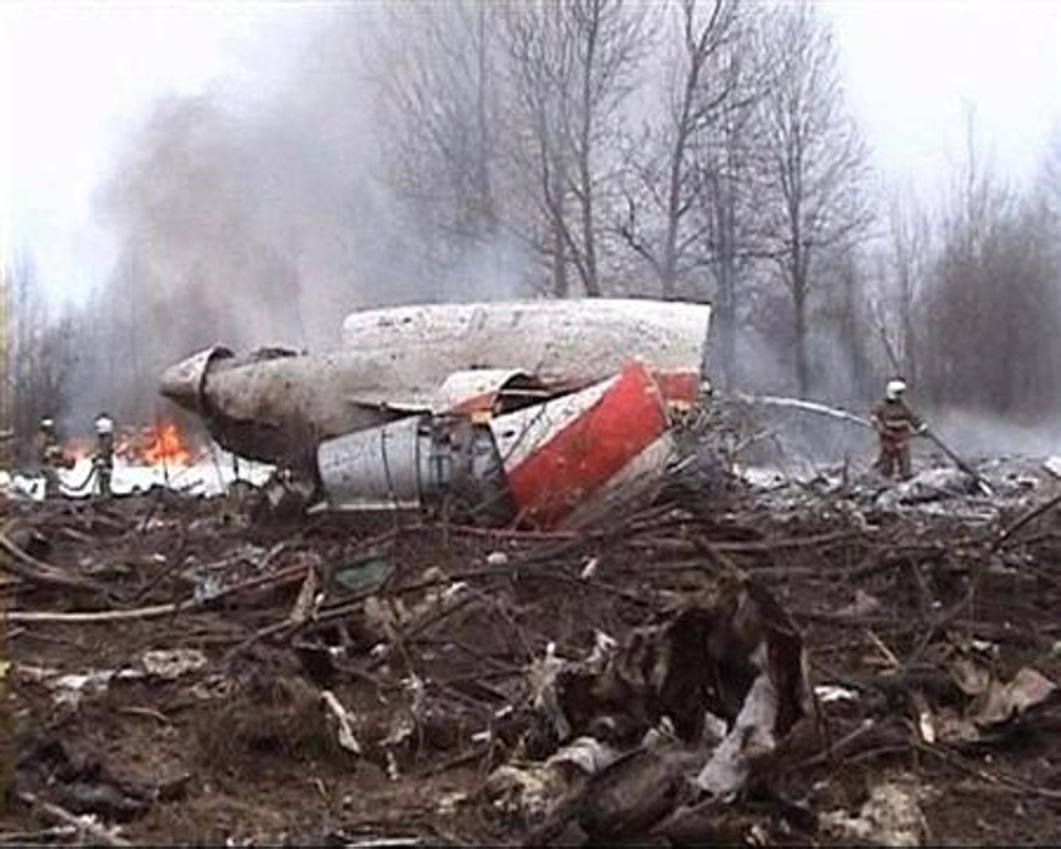 Imagem de destroços do Tupolev TU-154 que levava o presidente da Polônia, Lech Kaczynski, e comitiva à Rússia | Reuters