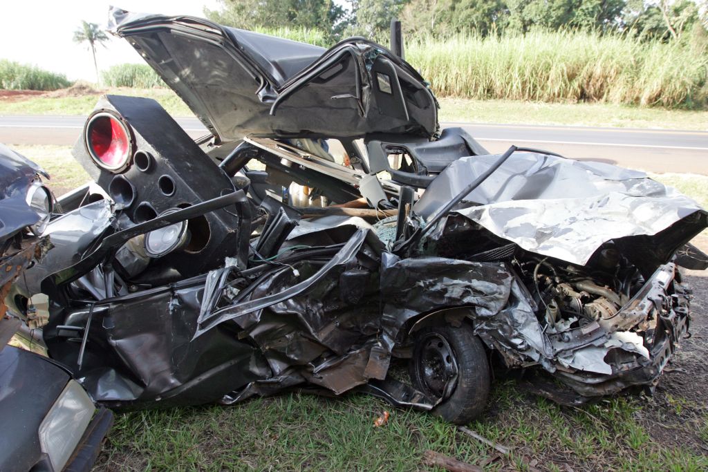 O Renault que se envolveu no acidente da BR-277: tentativa frustrada de ultrapassagem e cinco mortes no local | Christian Rizzi/Gazeta do Povo