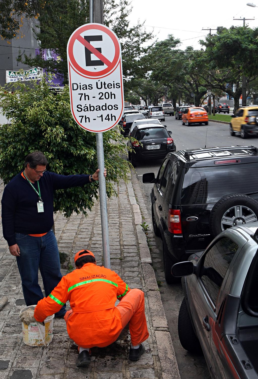 Silva Jardim: placas de proibição para estacionar começam a ser instaladas | Albari Rosa/Gazeta do Povo