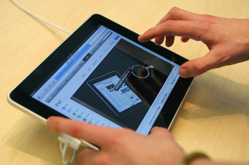 Consumidor testa o iPad em loja especializada da Apple em Nova York | Robert Galbraith / Reuters