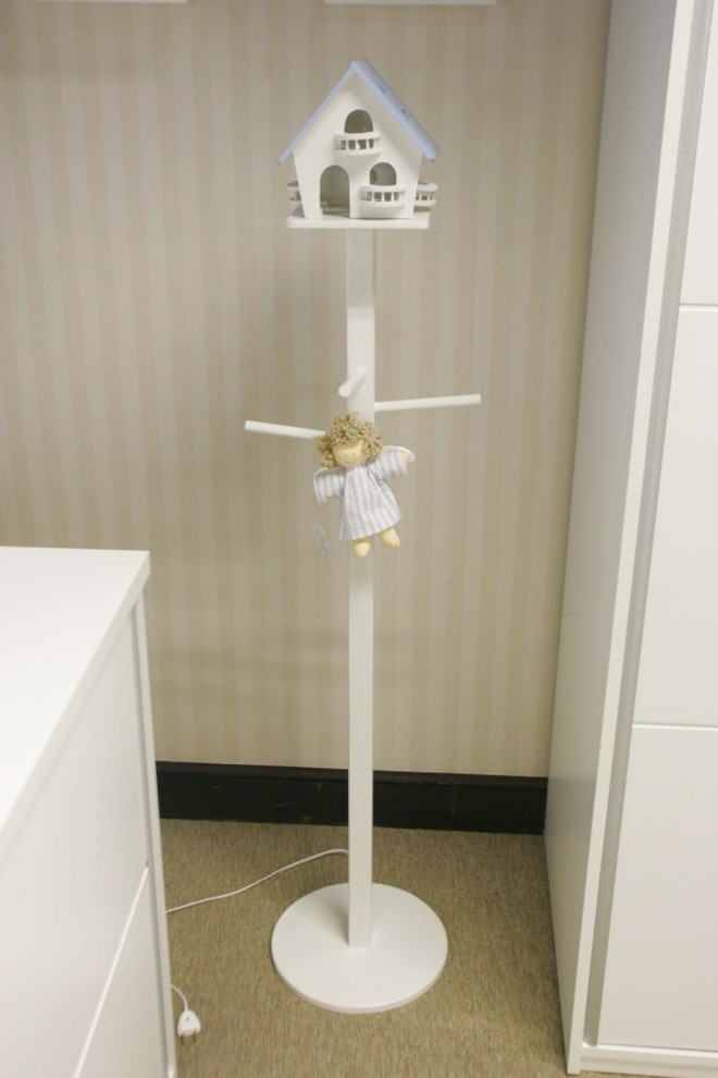Com enfeite de anjinho, o cabideiro à venda na Baby Store por R$ 389 pode ser usado como abajur |