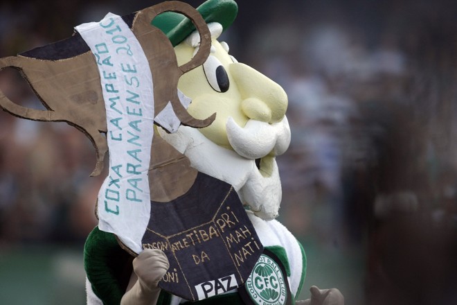 Festa do marcote: Vovô Coxa festeja com a taça e faixa de campeão improvisada | 