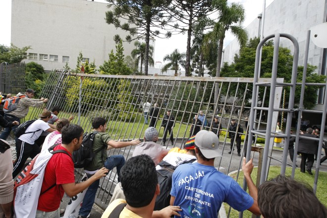 Os manifestantes forçaram o portão, até derrubá-lo | 