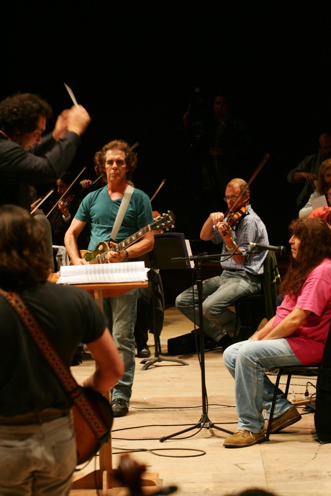 Ivo Rodrigues no palco com a banda Blindagem |