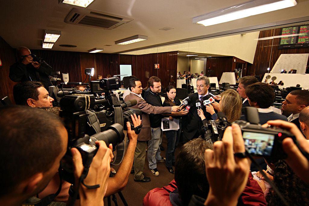 Jocelito Canto cercado por jornalistas: para deputado do PTB, uso de caixa 2 é normal na vida pública | Albari Rosa/ Gazeta do Povo