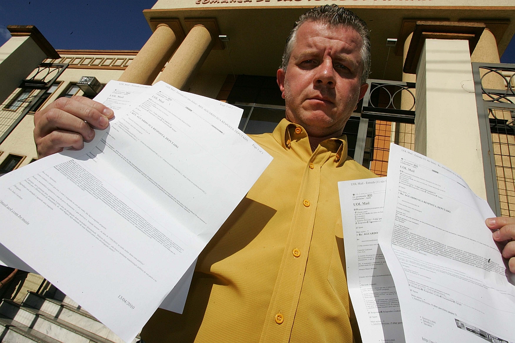 Cardozo mostra cópias dos poucos e-mails que recebeu dos deputados estaduais em resposta sobre os escândalos da Assembleia | Ivonaldo Alexandre/ Gazeta do Povo