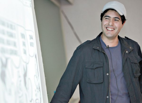 PALESTRA CONCORRIDA - O cartunista Alberto Benett esteve na última semana no Curso Positivo, onde ministrou palestra a quase 300 alunos sobre a presença de charges nos vestibulares brasileiros. Na ocasião, o cartunista apresentou ainda o livro Serra Abaixo, Serra Acima - o Paraná de Trás para Frente, de autoria de Dante Mendonça e ilustrado por ele | Fernando Dias