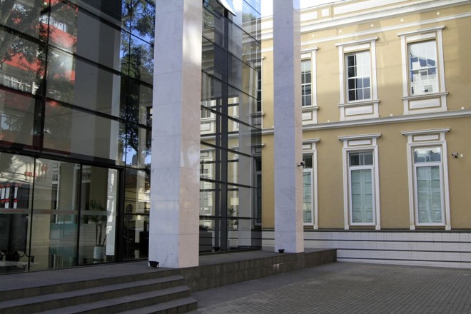 Antiga sede do Clube Rio Branco foi restaurada e hoje abriga o TRT. Novo prédio à frente, tem hall com pé-direito alto para privilegiar a visão |