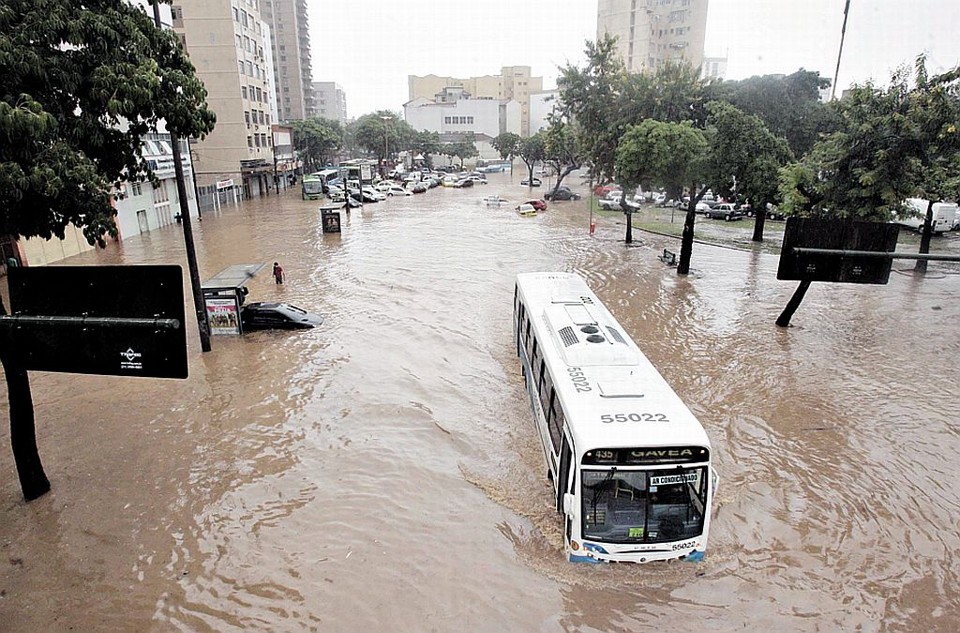 Ônibus parado na Praça da Bandeira, apelidada de Praça da Banheira pelos cariocas | Alexandre Brum/Agência O Dia