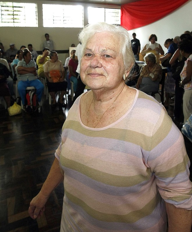 Cabral para pobres - Uma vez por mês, a Paróquia do Senhor Bom Jesus do Cabral doa cestas básicas para idosos carentes e suas famílias. A última terça-feira, 30 de março, foi um desses dias. E o sistema de entregas é acompanhado de perto por Áurea Bastos Aresta, de 82 anos, coordenadora do grupo de ação social |