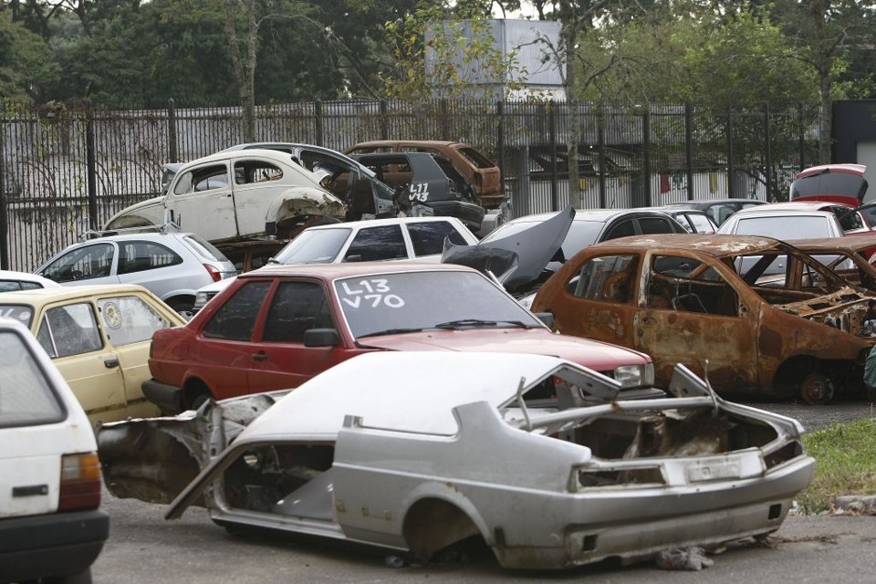 Pátio da Delegacia de Furtos e Roubos de Veículos, em Curitiba: de 2008 para 2009, índice de recuperação de carros caiu drasticamente | Valterci Santos/Gazeta do Povo