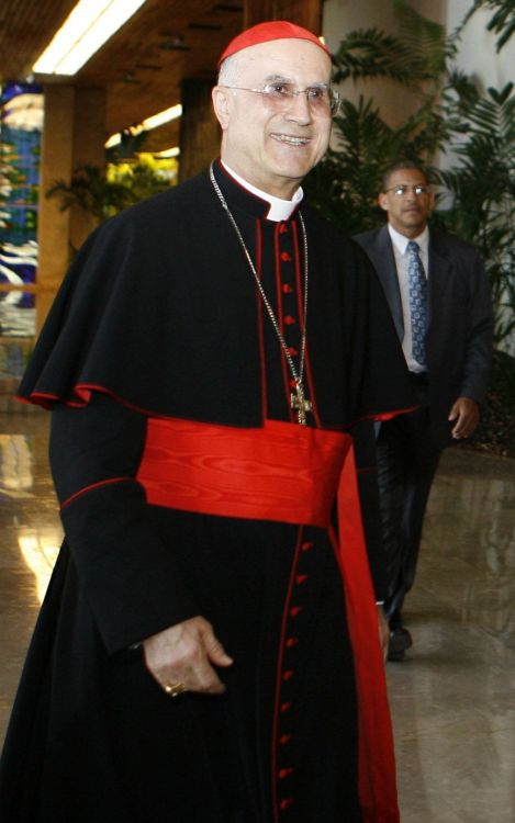 Tarcisio Bertone: Celibato é uma tradição positiva e frutífera | Javier Galeano/Reuters