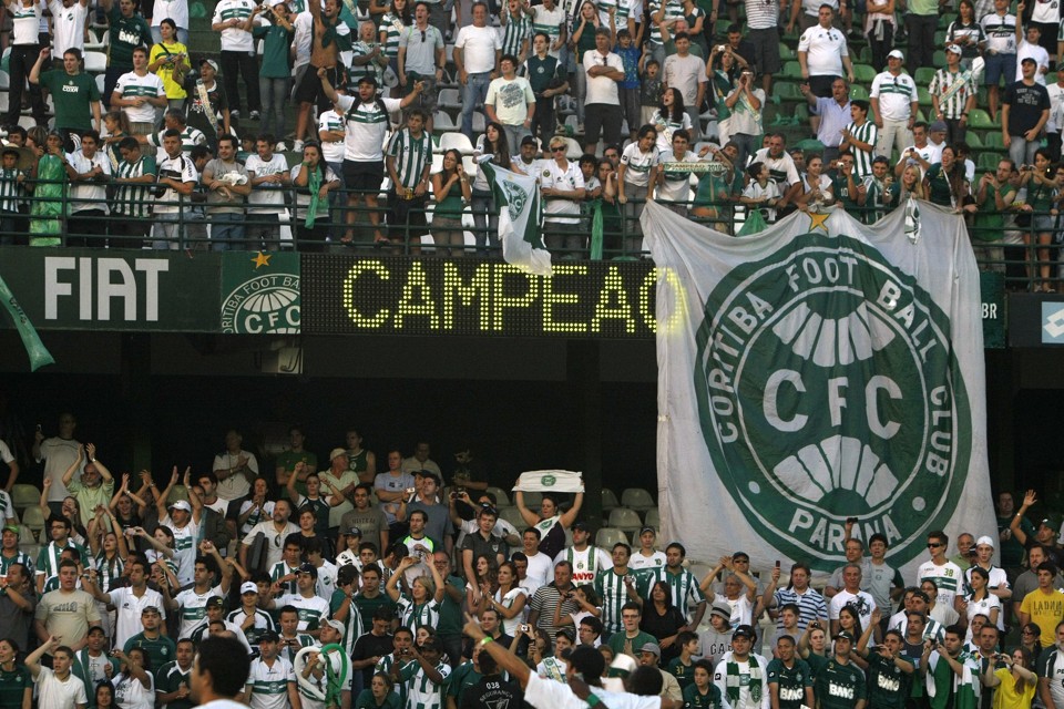 É festa! Coxas-brancas comemoram o título Paranaense de 2010 no  Couto Pereira após vitória sobre o maior rival, o Atlético | Rodolfo Bührer / Agência de Notícias Gazeta do Povo
