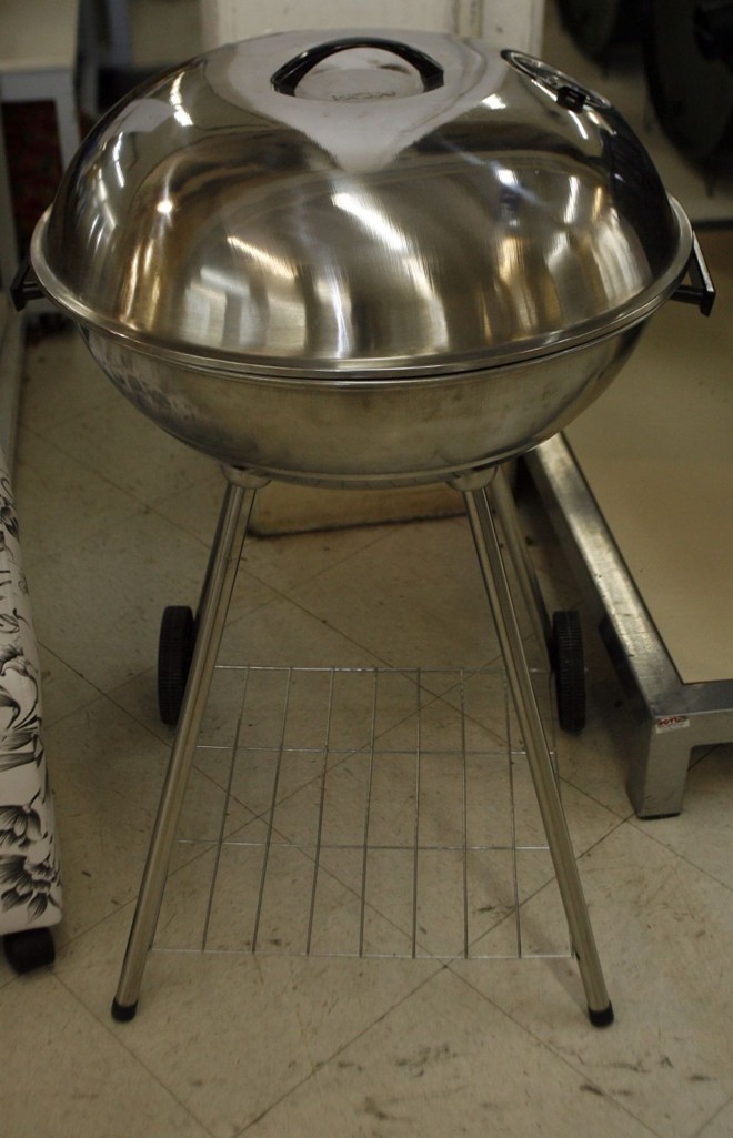 Guarujá, da Mor, feita de inox, com rodinhas. R$ 332,42, no Balaroti |