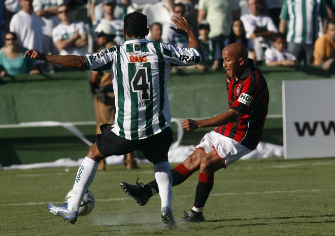 Estreia amarga: Alex Mineiro fez a sua primeira partida na temporada, mas não conseguiu a ajudar o Atlético a conquistar o título | 