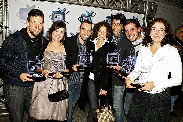A atriz Denise Fraga (ao centro), uma das juradas do Prêmio RPCTV Os melhores em cena, entregue no último dia 8 no Teatro Fernanda Montenegro, com os premiados Fabio Lins (à esq.; melhor roteiro e filme); Tatiana Blum (melhor atriz); Lucas Cahet (melhor ator), Claudio Bitencourt (melhor filme); Diego Lopes (melhor roteiro e filme) e Fernanda Morini (melhor direção) |