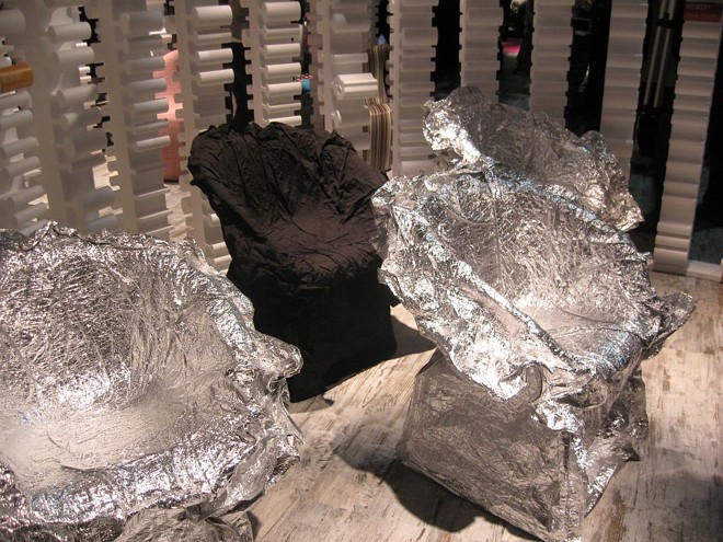 Cadeira criada pelo designer japonês Tokujin Yoshioka: revestimento lembra papel alumínio amassado |