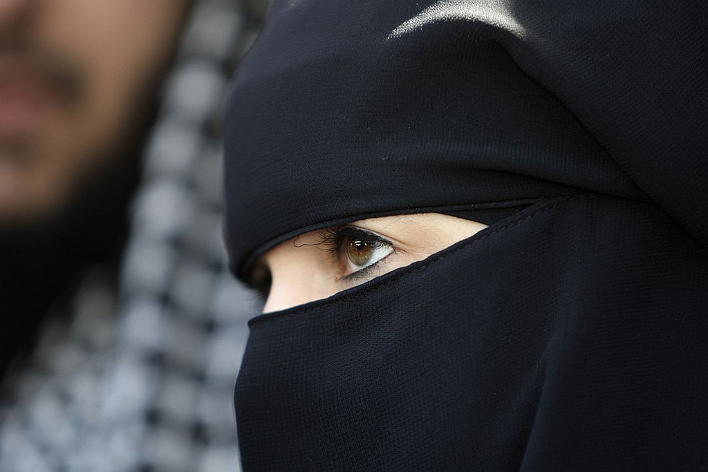 Muçulmana alegou que o usar burca enquanto dirige não é diferente de usar um capacete | Reuters