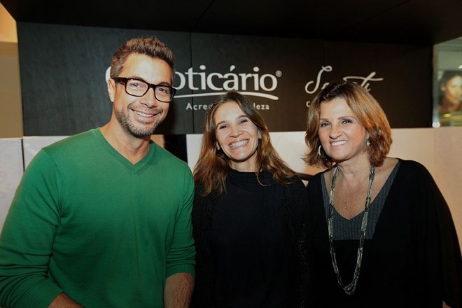 O badalado maquiador Fernando Torquatto, consultor estratégico do Boticário, deu dicas de tendências para 20 seletíssimas convidadas no workshop de automaquiagem realizado na última sexta-feira no Shopping Mueller. Sabrina Peretti Gurtensten (ao centro) e Simone Soifer, diretoras do shopping, também participaram |