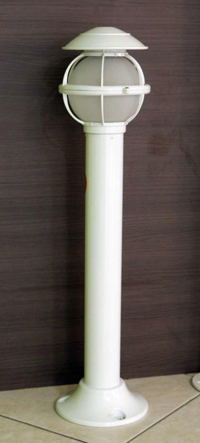 Mini poste balizador com rebatedor de luz. R$ 146,50, na Ita Lustres |