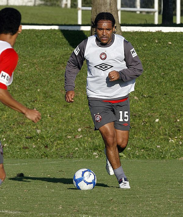 O volante Claiton treina com bola no CT | Hedeson Alves/ Gazeta do Povo
