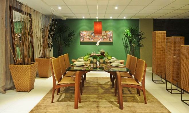 Linhas orgânicas leves, harmonizadas com o conceito de um ambiente íntimo e confortável para receber pessoas, integram a Sala de Jantar da arquiteta Ana Paula Bigolin Zordan | 