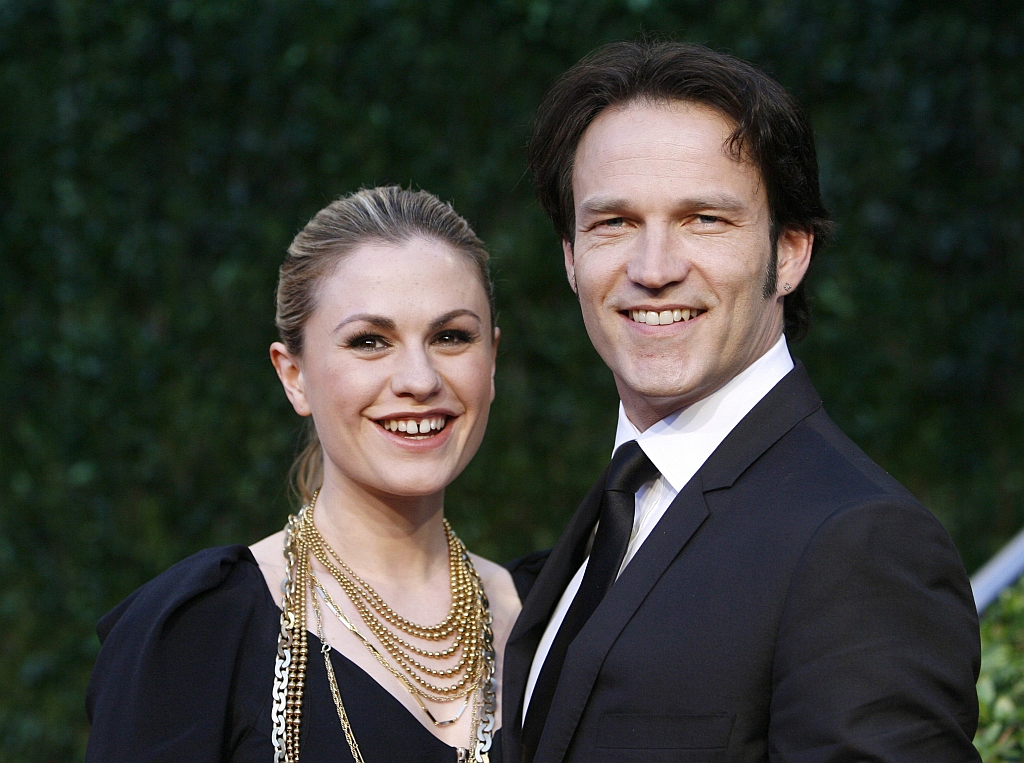 Anna Paquin, ao lado do noivo, o ator britânico Stephen Moyer | Danny Moloshok/Reuters