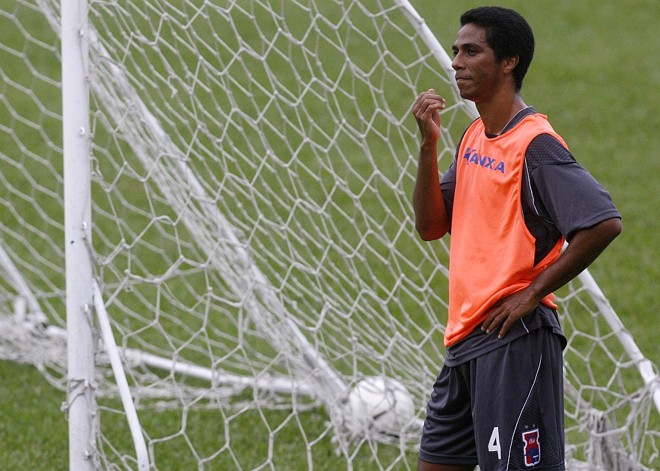 Chicão, do Paraná, terá a missão de marcar Paulo Baier no clássico de amanhã: 