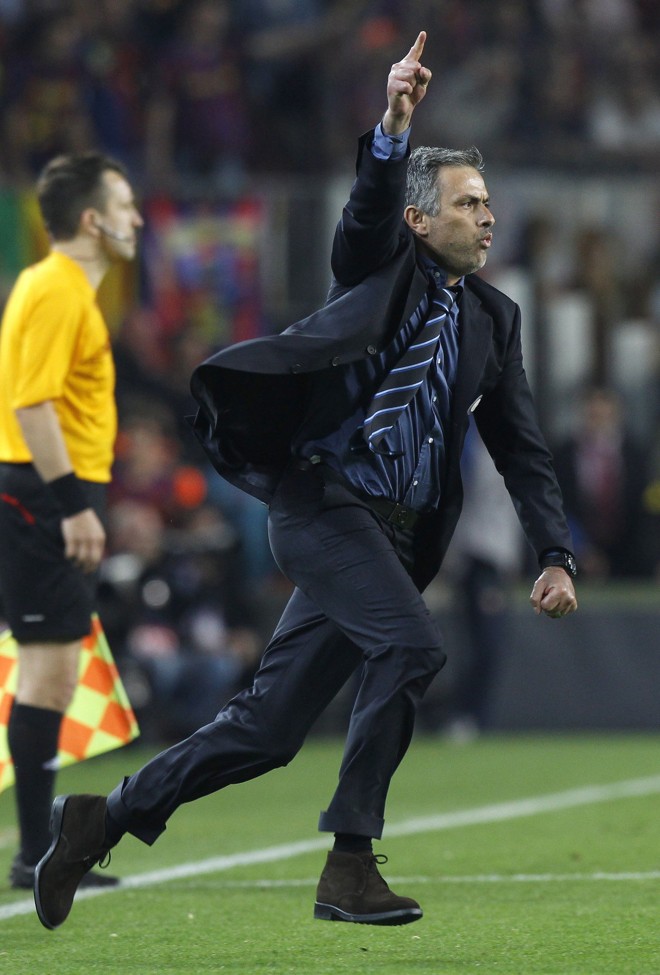 Técnico José Mourinho invade o gramado depois do apito final |