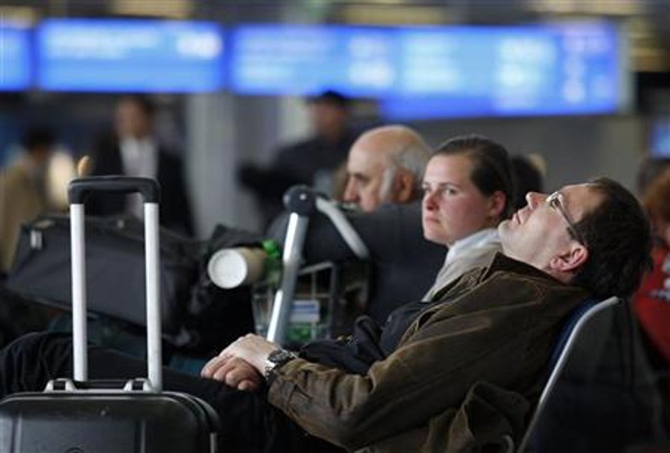 Novos voos devem ser cancelados no sábado devido aos riscos para a segurança aérea, segundo autoridades da aviação | Reuters