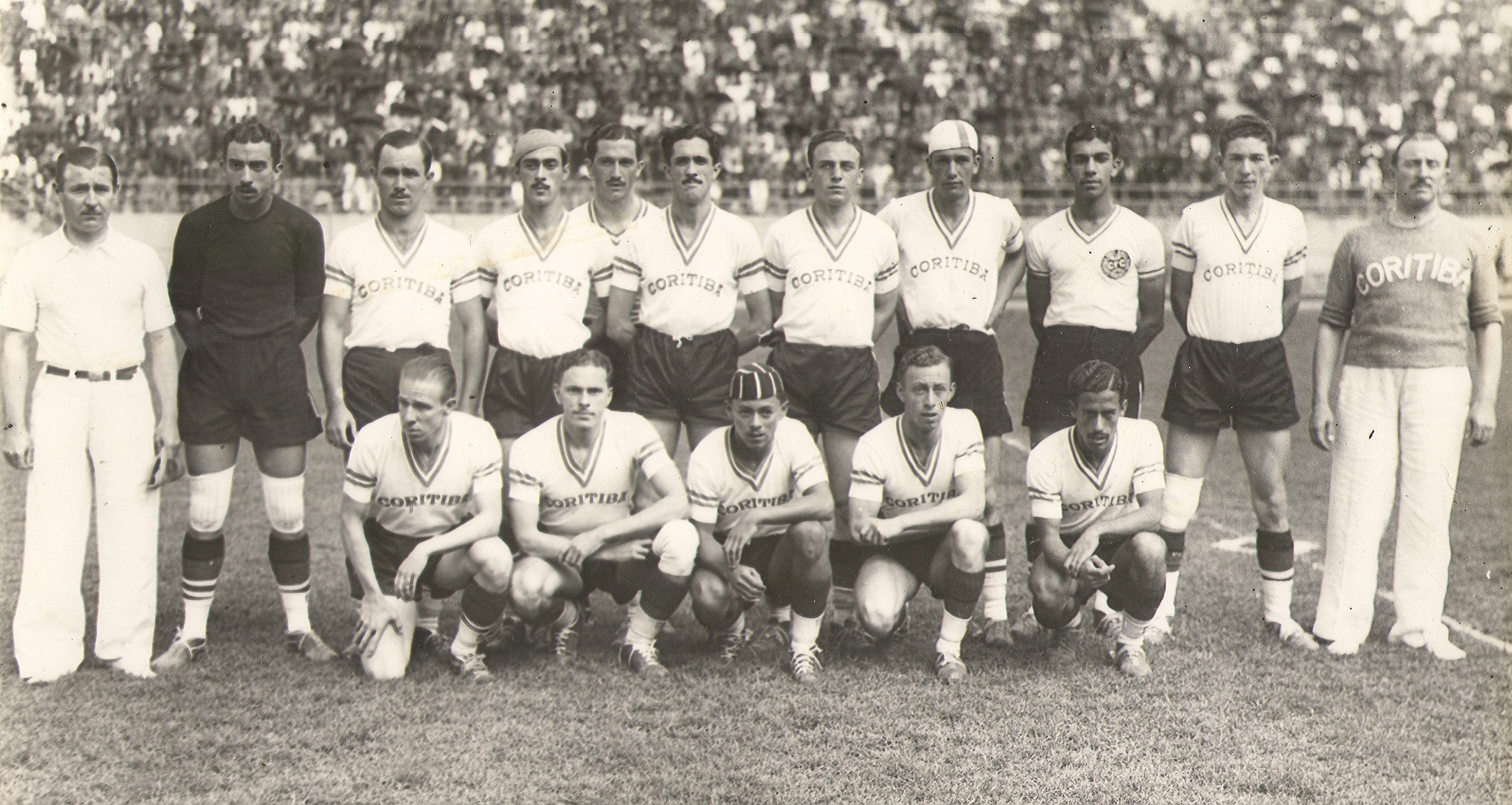 Em pé: Antonio Corteze (técnico), Ari, Warde, Tonico, Sardinha, Borges, Arion, Augusto, Belico, Alfeu e Leonidas MarchandtAgachados: Zequinha, Pio, Rubinho, Pivo e Saul | Grupo Helênicos / Coritiba Foot Ball Club