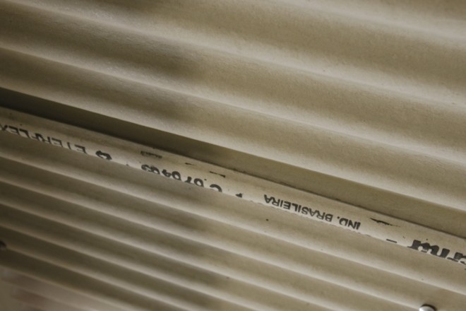 Telhas de fibrocimento modelo Vogatex, da Eternit. À venda na Bigolin por R$ 4,25 a unidade com 4 milímetros de espessura |