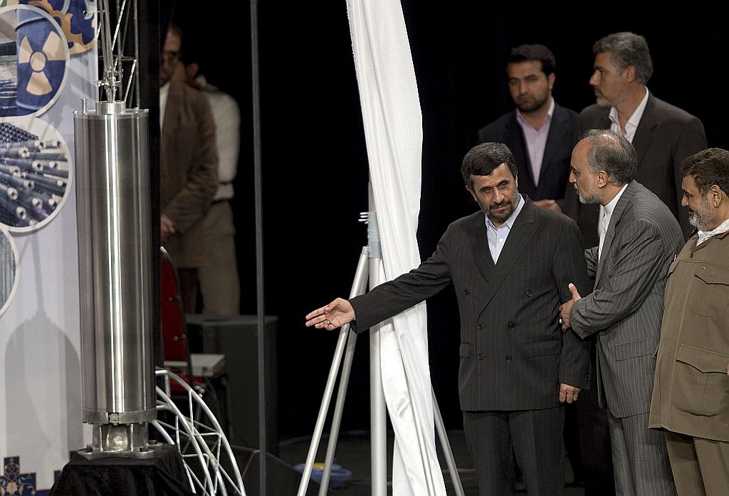 Presidente iraniano Mahmoud Ahmadinejad (esquerda) apresentou a centrífuga mais potente que será usada para enriquecer o urânio | Reuters